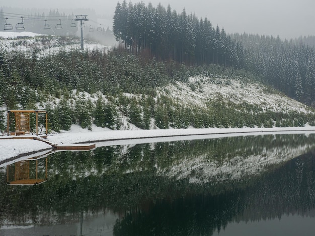 Lago de invierno en los Cárpatos