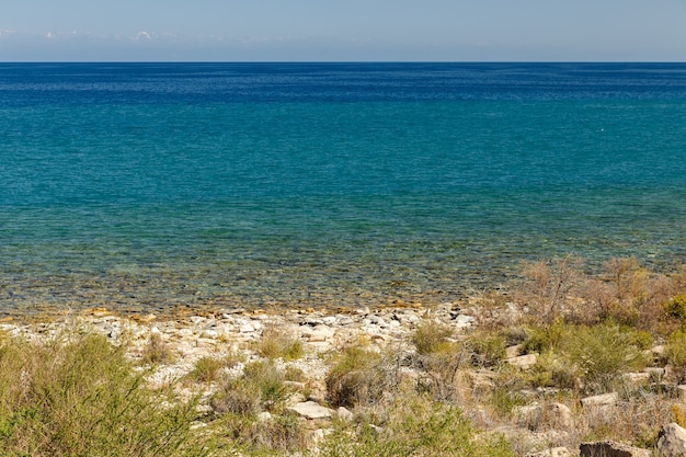 Lago issykkul el lago más grande de kirguistán hermoso paisaje en la orilla sur del lago