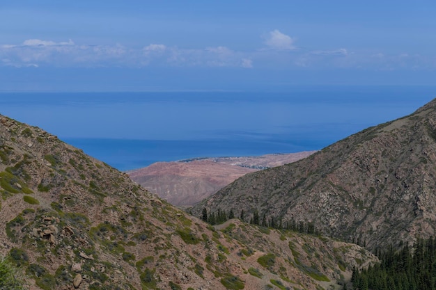 Lago IssykKul no Quirguistão Paisagem montanhosa de verão Montanhas do Quirguistão