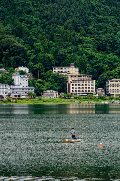 lago japonés cerca del monte fuji con hombre pescador