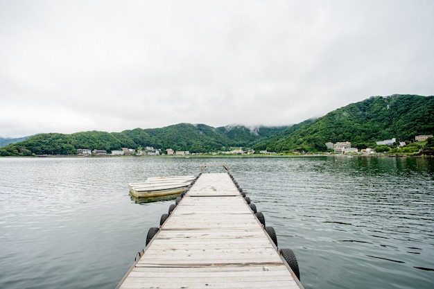 lago japonés cerca del monte fuji