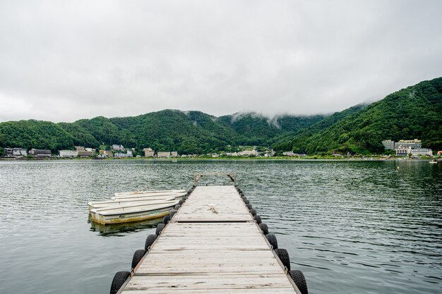 lago japonés cerca del monte fuji