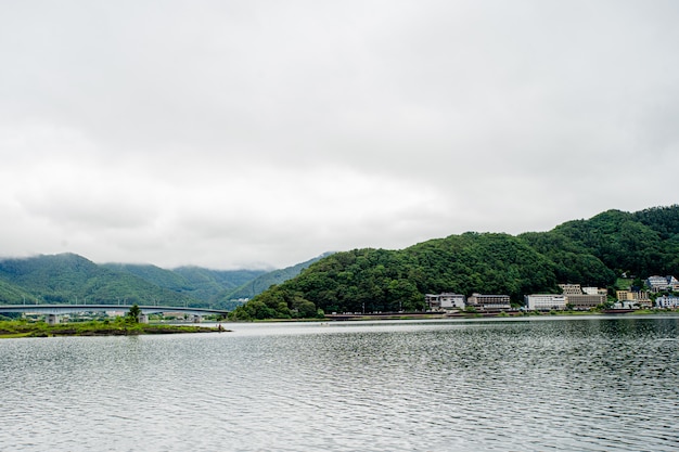 Lago japonês perto do monte fuji