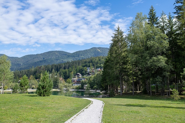 Lago jasna cerca de las montañas un día de verano kranjska gora