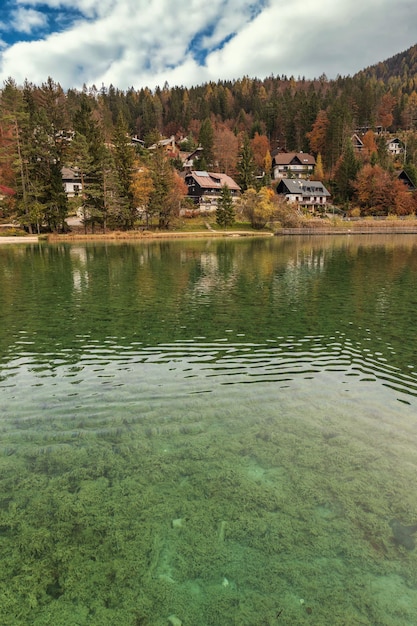 Lago jasna com água cristalina no outono