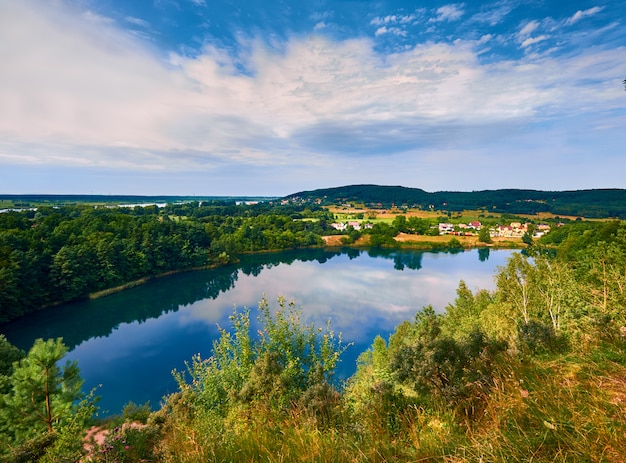 Foto lago jezioro turkusowe en polonia con reflejo