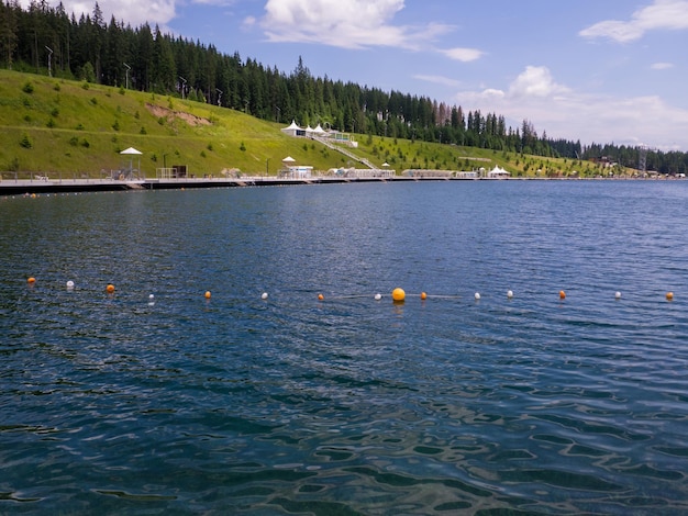 Lago de la Juventud en Bukovel en verano