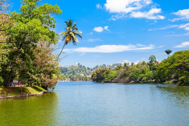 Lago Kandy en la ciudad de Kandy, Sri Lanka