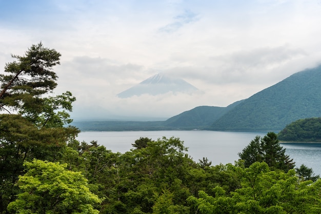 Lago Kawaguchi y montaña Foji en Japón