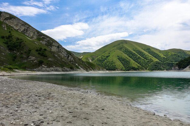 Lago Kezenoyam en las montañas del Cáucaso en Chechenia Rusia junio de 2021