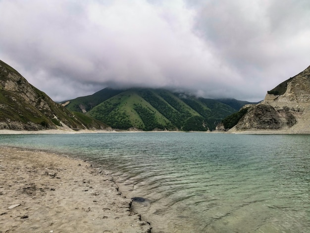 Lago Kezenoyam en las montañas del Cáucaso en Chechenia Rusia junio de 2021