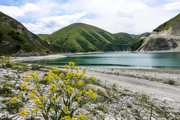 Lago Kezenoyam en las montañas del Cáucaso en Chechenia Rusia junio de 2021