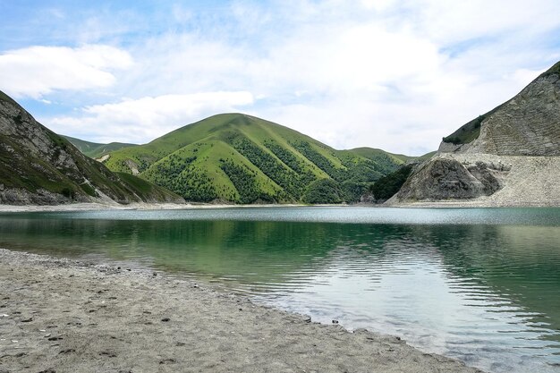 Lago Kezenoyam en las montañas del Cáucaso en Chechenia Rusia junio de 2021