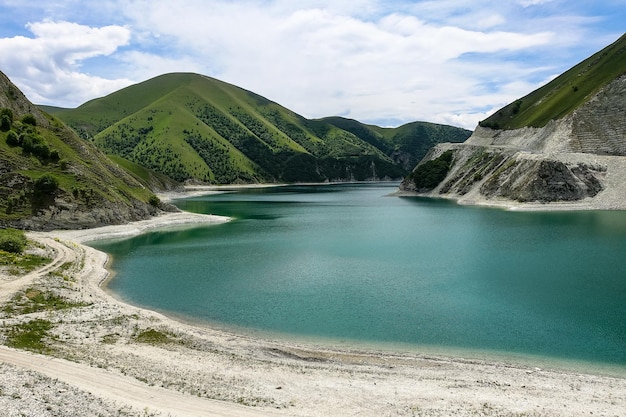 Lago Kezenoyam en las montañas del Cáucaso en Chechenia Rusia junio de 2021