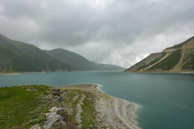 Lago Kezenoyam en las montañas del Cáucaso en Chechenia Rusia junio de 2021