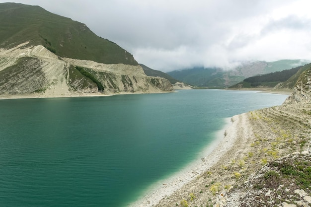 Lago Kezenoyam en las montañas del Cáucaso en Chechenia Rusia junio de 2021