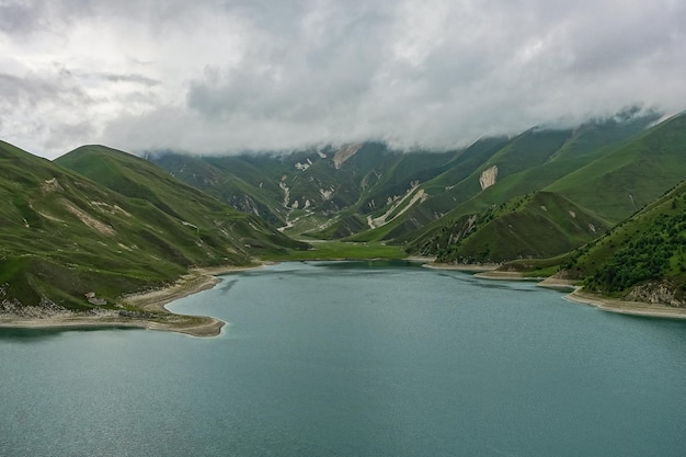 Lago Kezenoyam en las montañas del Cáucaso en Chechenia Rusia junio de 2021