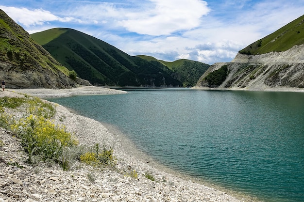 Lago Kezenoyam nas montanhas do Cáucaso na Chechênia Rússia junho 2021