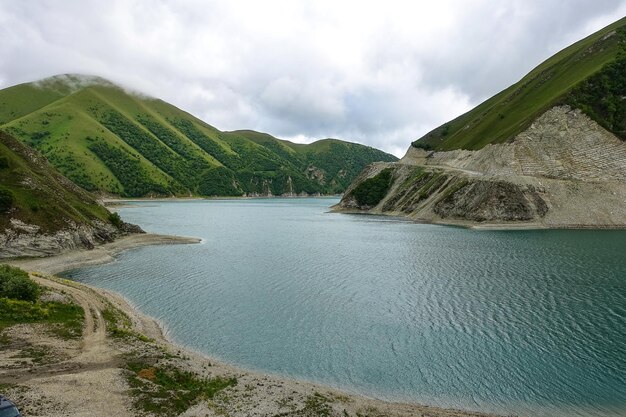 Lago Kezenoyam nas montanhas do Cáucaso na Chechênia Rússia junho 2021