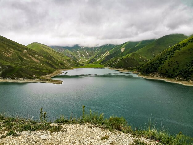 Lago Kezenoyam nas montanhas do Cáucaso na Chechênia Rússia junho 2021