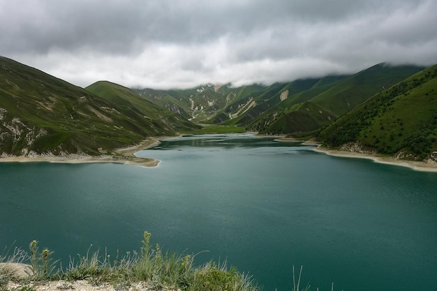 Lago Kezenoyam nas montanhas do Cáucaso na Chechênia Rússia junho 2021