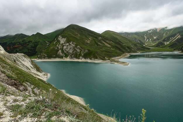 Lago Kezenoyam nas montanhas do Cáucaso na Chechênia Rússia junho 2021