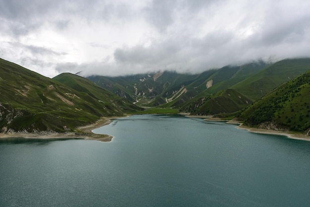 Lago kezenoyam nas montanhas do cáucaso na chechênia rússia junho 2021