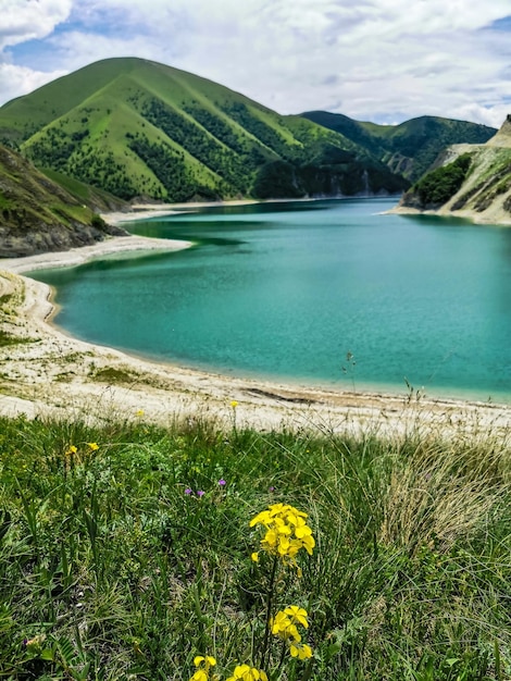 Lago Kezenoyam nas montanhas do Cáucaso na Chechênia Rússia junho 2021