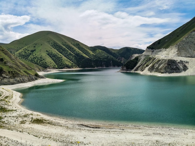 Lago Kezenoyam nas montanhas do Cáucaso na Chechênia Rússia junho 2021