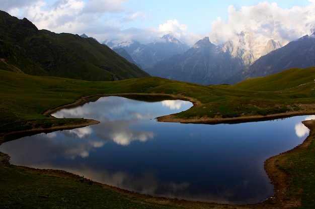 Lago Khoruldi o Qoruldi en las montañas de Georgia, Svaneti.