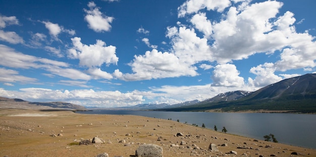 Lago Khotton na Mongólia