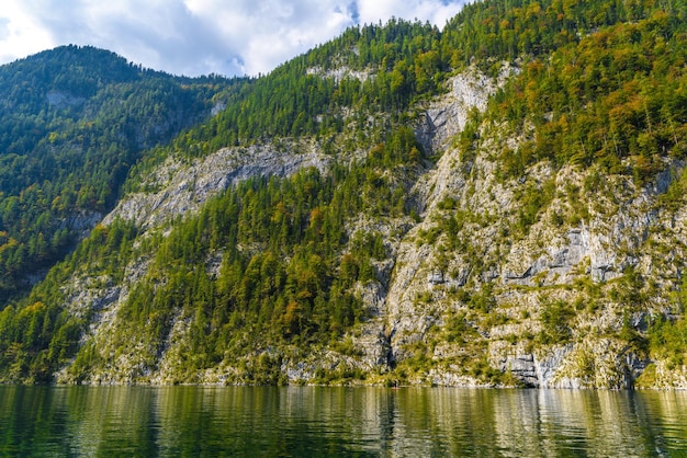 Lago Koenigssee com montanhas Alp Konigsee Berchtesgaden National Park Baviera Alemanha