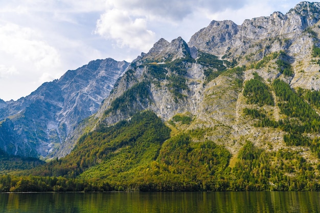 Lago Koenigssee com montanhas Alp Konigsee Berchtesgaden National Park Baviera Alemanha