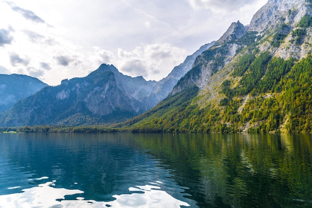 Lago Koenigssee com montanhas Alp Konigsee Berchtesgaden National Park Baviera Alemanha