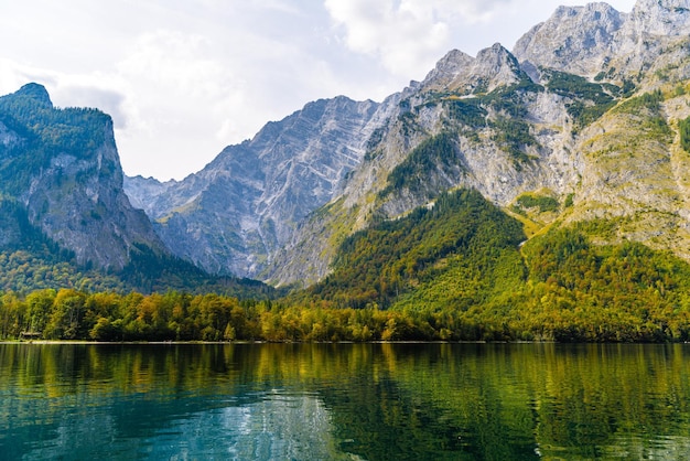 Lago Koenigssee com montanhas Alp Konigsee Berchtesgaden National Park Baviera Alemanha