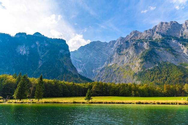 Lago Koenigssee con montañas Alp Konigsee Parque Nacional Berchtesgaden Baviera Alemania