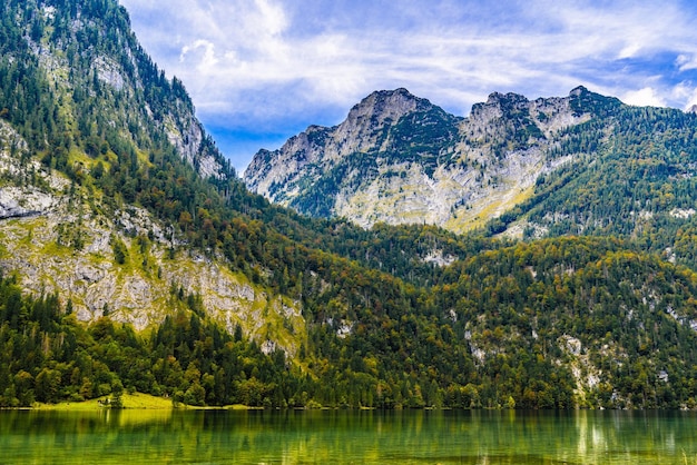 Lago Koenigssee con montañas Alp Konigsee Parque Nacional Berchtesgaden Baviera Alemania