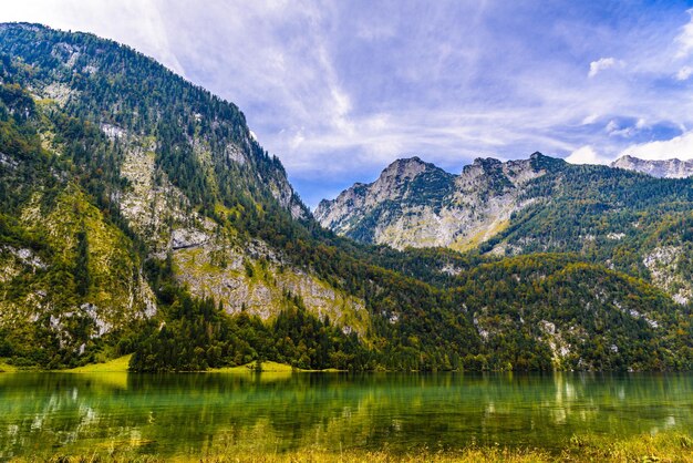 Foto lago koenigssee con montañas alp konigsee parque nacional berchtesgaden baviera alemania
