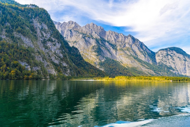 Lago Koenigssee con montañas Alp Konigsee Parque Nacional Berchtesgaden Baviera Alemania