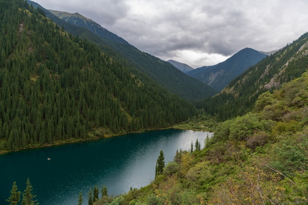 Lago Kolsay - lago de montanha no Cazaquistão