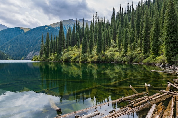 Foto lago kolsay - lago de montanha no cazaquistão