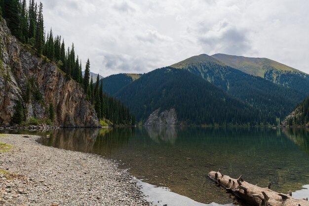 Lago Kolsay - lago de montaña en Kazajstán