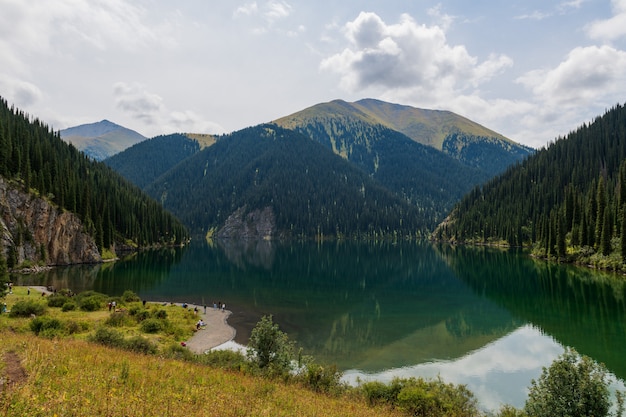 Lago Kolsay - lago de montaña en Kazajstán