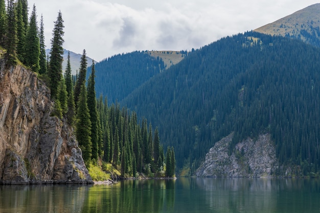 Lago Kolsay - lago de montaña en Kazajstán