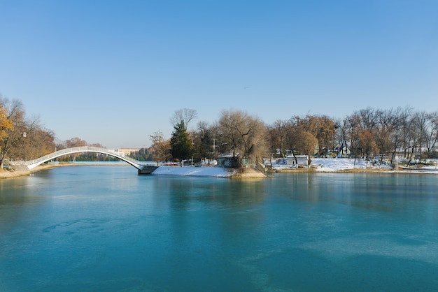 Lago Komsomol com ponte durante o inverno