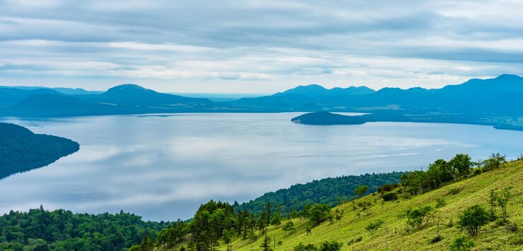 El lago Kussharo en el día soleado de la temporada de verano Paisaje natural desde el punto de vista del paso de Bihorotoge