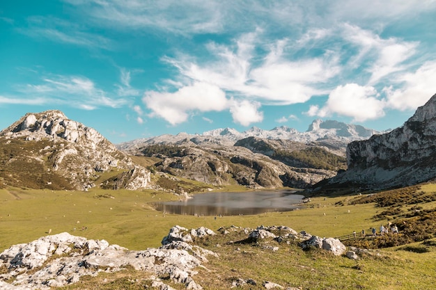 Lago La Ercina no parque natural das montanhas Covadonga nos Picos de Europa Asturias Espanha