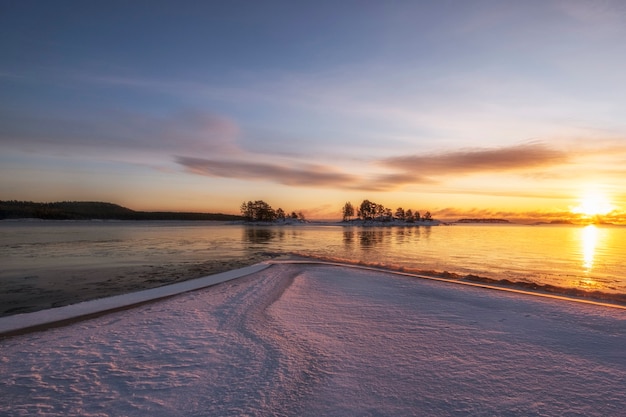 Lago Ladoga ao amanhecer com neve fresca no inverno