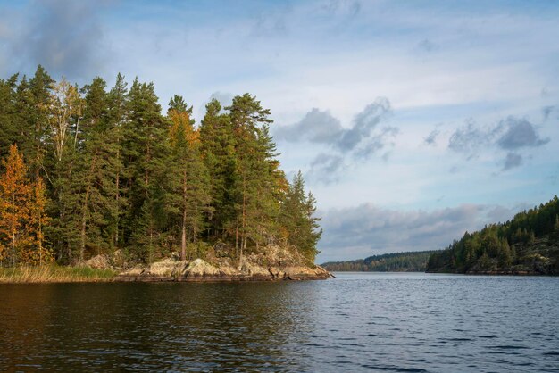 El lago Ladoga cerca de la aldea Lumivaara en un día de otoño Ladoga skerries Lakhdenpokhya Karelia Rusia