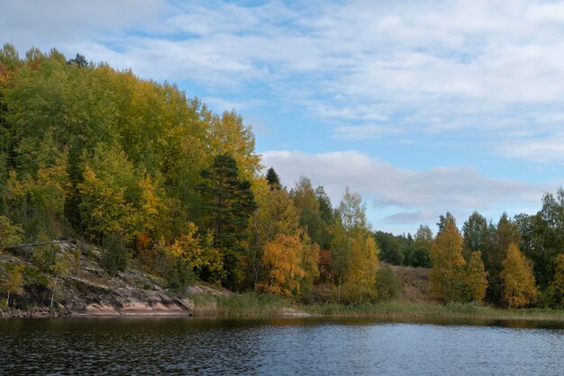 Lago Ladoga cerca de la aldea Lumivaara en un soleado día de otoño Ladoga skerries República de Karelia Rusia